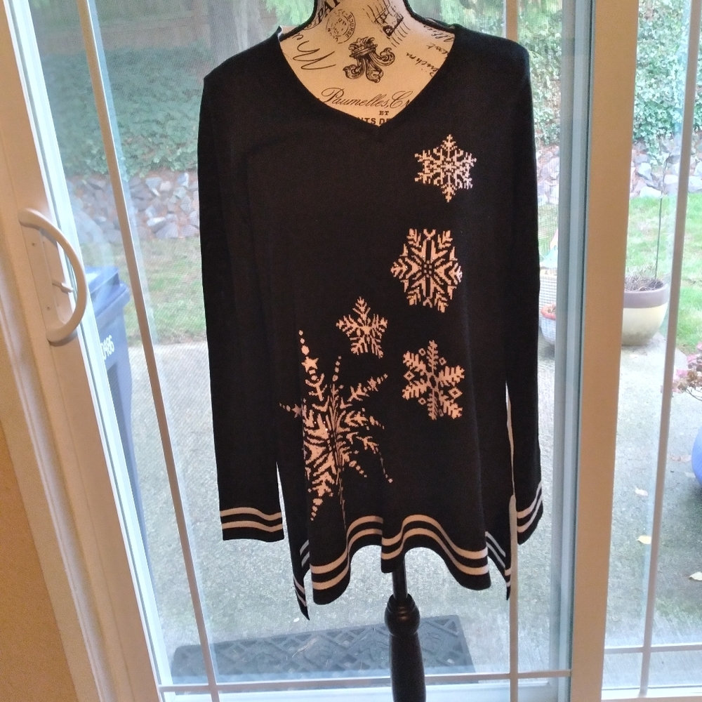 NWOT - One World Black and White Tunic Sweater